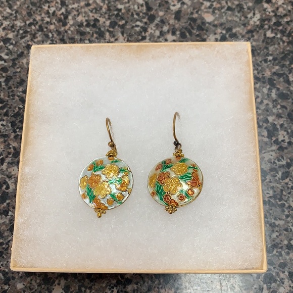 Handmade floral design earrings - Picture 2 of 3